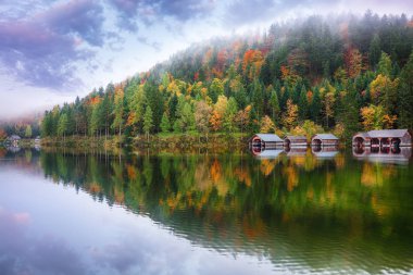 Altaussee köyü sisli sabahı. Sabahları sisli sonbahar sahne. Ayna yansıması. Konum: village Altaussee, Liezen bölge Styria, Avusturya, Alpler çare. Europe.