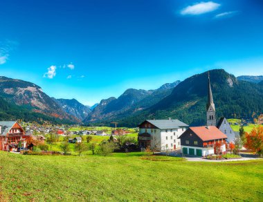 Alp yeşil alanlar ve sonbahar güneşli günü Gosau köyde görünümünü geleneksel ahşap evler. Yer: tatil köyü Gosau Salzkammergut bölge, Yukarı Avusturya, Alpler Gosau vadide. Europe.