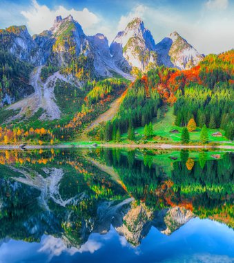 Güzel manzara pastoral renkli sonbahar sahne Dachstein Dağ Zirvesi Gosausee dağ gölü tarafından düşmek Salzkammergut bölge Yukarı Avusturya Avusturya
