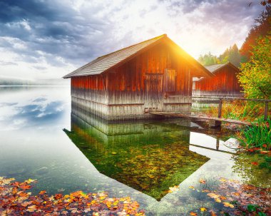 Sisli ve güneşli sabahı Altaussee köyü. Sabah güneşli sonbahar sahne. Konum: village Altaussee, Liezen bölge Styria, Avusturya, Alpler çare. Europe.