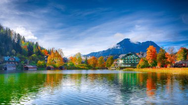 Altausseer See Gölü pitoresk sonbahar sahne. Güneşli sabah görünümünü Altaussee köyü. Yer: Altausseer görmek, Liezen bölge Styria, Avusturya, Alpler çare. Europe.