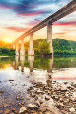 Ukrayna'da Dnister Nehri üzerinde inşa büyük kemer köprü. Güzel bulutlar gökyüzünde Nehri Dnister kanyon. Ukrayna. Europe