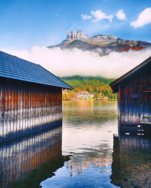 Altausseer See Gölü pitoresk sonbahar sahne. Güneşli sabah görünümünü Altaussee köyü. Yer: Altausseer görmek, Liezen bölge Styria, Avusturya, Alpler çare. Europe.