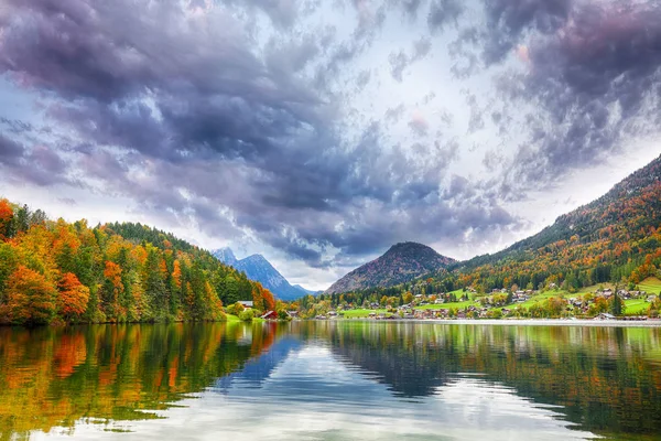 Grundlsee Gölü Ndeki Idyllic Sonbahar Sahnesi Styria Nın Liezen Bölgesi — Stok fotoğraf
