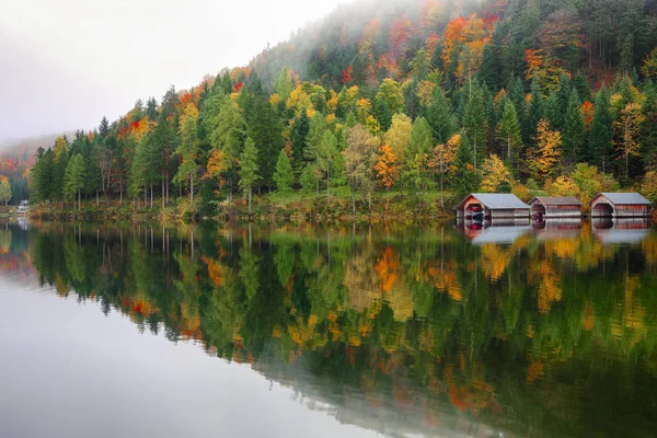 Altaussee Köyü Sisli Sabahı Sabahları Sisli Sonbahar Sahne Ayna Yansıması — Stok fotoğraf