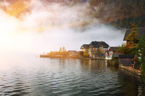 Scenic View Famous Hallstatt Mountain Village Hallstatter Lake Foggy Autumn — Stock Photo, Image