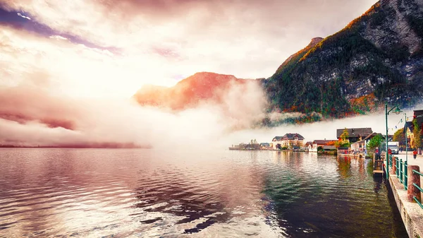 Ομιχλώδης Φθινοπωρινό Ανατολή Του Ηλίου Στην Πόλη Διάσημη Λίμνη Hallstatt — Φωτογραφία Αρχείου