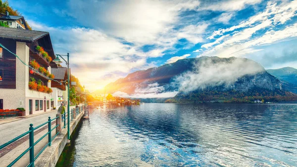 风景秀丽的哈尔施塔特山村与 Hallstatter 哈尔施塔特湖上有雾的秋日日出 哈尔施塔特 萨尔茨卡梅谷地区 奥地利 阿尔卑斯 — 图库照片