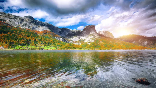 グルンドルゼー湖の牧歌的な秋のシーン ロケーション リゾートグルンドルゼー ライズン地区スタイリア オーストリア アルプス ヨーロッパ — ストック写真