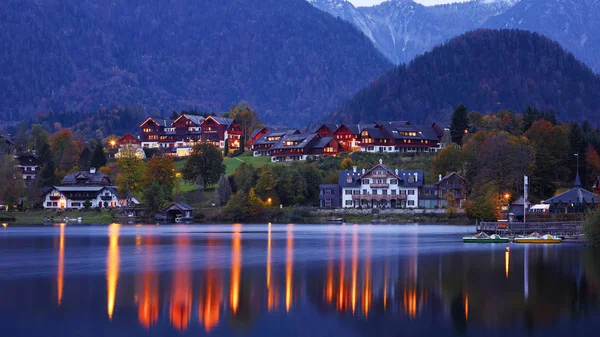 在晚上 Grundelsee 湖戏剧性和风景如画的场景 镜像反射 格伦德尔湖度假村 Liezen 奥地利 阿尔卑斯 — 图库照片