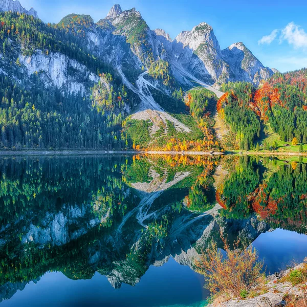 Красивый Вид Идиллические Красочные Осенние Пейзажи Вершины Горы Дахштайн Озере — стоковое фото