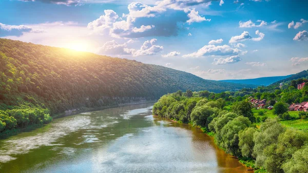 Nehir Üzerinde Gökyüzü Güzel Bulutlarda Yeşil Ağaçlar Dnister Kanyon Ukrayna — Stok fotoğraf