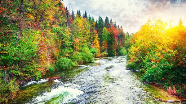 Idyllische Herbstlandschaft Grundlsee Alpenfluss Herbst Lage Resort Grundlsee Liezen Bezirk — Stockfoto