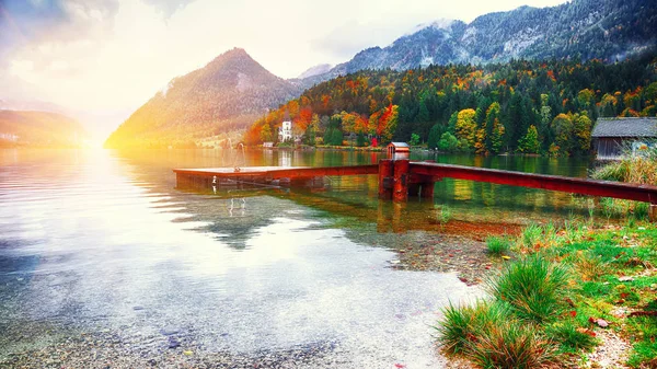 グルンドルゼー湖の牧歌的な秋のシーン ロケーション リゾートグルンドルゼー ライズン地区スタイリア オーストリア アルプス ヨーロッパ — ストック写真