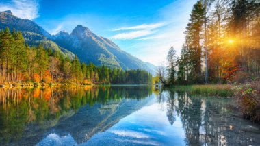 Hintersee Gölü'nün muhteşem sonbahar günbatımı. Turkuaz su Hintersee Gölü'nün yakınında ağaçlar güzel sahne. Yer: resort Ramsau, Milli Parkı Berchtesgadener arazi, Upper Bavaria, Almanya Alps, Avrupa