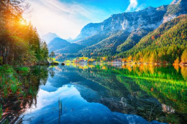 Hintersee Gölü'nün muhteşem sonbahar günbatımı. Turkuaz su Hintersee Gölü'nün yakınında ağaçlar güzel sahne. Yer: resort Ramsau, Milli Parkı Berchtesgadener arazi, Upper Bavaria, Almanya Alps, Avrupa