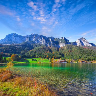Hintersee Gölü'nün muhteşem sonbahar günbatımı. Turkuaz su Hintersee Gölü'nün yakınında ağaçlar güzel sahne. Yer: resort Ramsau, Milli Parkı Berchtesgadener arazi, Upper Bavaria, Almanya Alps, Avrupa