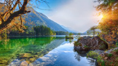 Hintersee Gölü'nün muhteşem sonbahar günbatımı. Turkuaz su Hintersee Gölü'nün yakınında ağaçlar güzel sahne. Yer: resort Ramsau, Milli Parkı Berchtesgadener arazi, Upper Bavaria, Almanya Alps, Avrupa