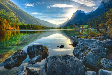 Hintersee Gölü'nün muhteşem sonbahar günbatımı. Turkuaz su Hintersee Gölü'nün yakınında ağaçlar güzel sahne. Yer: resort Ramsau, Milli Parkı Berchtesgadener arazi, Upper Bavaria, Almanya Alps, Avrupa
