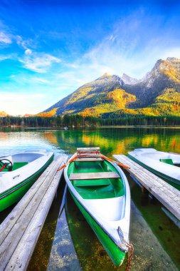 Fantastik sonbahar akşam Hintersee Gölü. Kaç tekne Hintersee Gölü'nün turkuaz su ile gölde. Yer: resort Ramsau, Milli Parkı Berchtesgadener arazi, Upper Bavaria, Almanya Alps, Avrupa