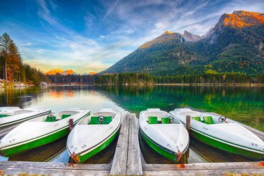 Fantastik sonbahar akşam Hintersee Gölü. Kaç tekne Hintersee Gölü'nün turkuaz su ile gölde. Yer: resort Ramsau, Milli Parkı Berchtesgadener arazi, Upper Bavaria, Almanya Alps, Avrupa