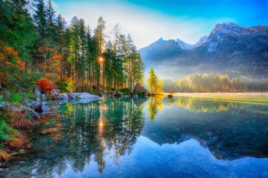 Hintersee göl kenarında harika sonbahar güneşli gün. Su ayna yansıması Hintersee Gölü'nün güzel sahne. Yer: resort Ramsau, Milli Parkı Berchtesgadener arazi, Upper Bavaria, Almanya Alps, Avrupa