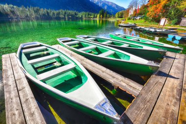 Fantastik sonbahar sabahı Hintersee Gölü. Kaç tekne Hintersee Gölü'nün turkuaz su ile gölde. Yer: resort Ramsau, milli park Berchtesgadener arazi, Upper Bavaria, Almanya Alpler, Europeberchtesgadener arazi, Upper Bavaria, Almanya Alp