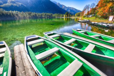 Fantastik sonbahar sabahı Hintersee Gölü. Kaç tekne Hintersee Gölü'nün turkuaz su ile gölde. Yer: resort Ramsau, milli park Berchtesgadener arazi, Upper Bavaria, Almanya Alpler, Europeberchtesgadener arazi, Upper Bavaria, Almanya Alp