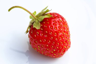 Red berry çilek izole üzerinde beyaz arka plan. Çilek beyaz dilim. Sulu çilek ambalaj için.