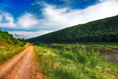 Yol düşünce dnister kanyon. Güneş ışığı altında harika taze yeşil ot. Dramatik gökyüzü. Dnister nehir, Ternopil. Ukrayna, Europe.
