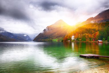 Grundlsee Gölü pastoral sonbahar sahne. Puslu sabah. Yer: Grundlsee, Liezen bölge Styria, Avusturya, Alpler çare. Europe.