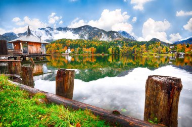 Harika manzarası göl. Ayna yansıması. Dramatik ve güzel sahne. Yer: Grundlsee, Liezen bölge Styria, Avusturya, Alpler başvurmak. 