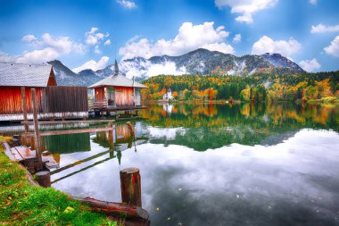 Harika manzarası göl. Ayna yansıması. Dramatik ve güzel sahne. Yer: Grundlsee, Liezen bölge Styria, Avusturya, Alpler başvurmak. 