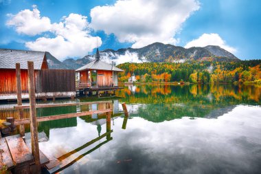 Harika manzarası göl. Ayna yansıması. Dramatik ve güzel sahne. Yer: Grundlsee, Liezen bölge Styria, Avusturya, Alpler başvurmak. 