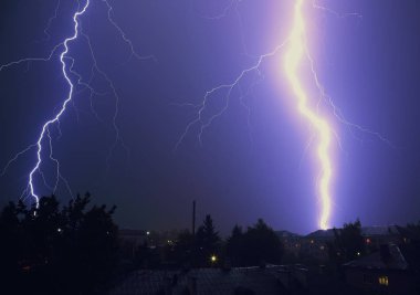 Şehrin üzerinde yıldırım. Güçlü flaş gece