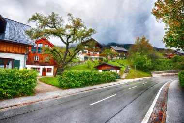 Brauhof köyü güzel evlerde. Sabah göl Grundlsee konumunda büyüleyici: Grundlsee, Liezen bölge Styria, Avusturya, Alpler başvurmak. 