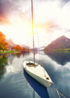 Gölde tekne dok. Göl Grundlsee yer sisli sabahı: Grundlsee, Liezen bölge Styria, Avusturya, Alpler çare. Europe.