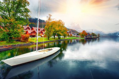 Gölde tekne dok. Göl Grundlsee yer sisli sabahı: Grundlsee, Liezen bölge Styria, Avusturya, Alpler çare. Europe.