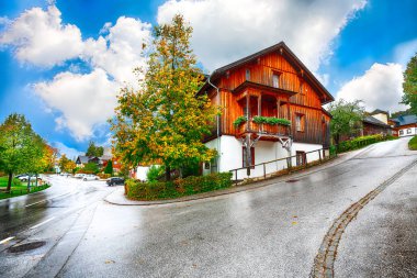 Brauhof köyü güzel evlerde. Sabah göl Grundlsee konumunda büyüleyici: Grundlsee, Liezen bölge Styria, Avusturya, Alpler başvurmak. 