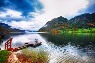 Grundlsee Gölü pastoral sonbahar sahne. Puslu sabah. Yer: Grundlsee, Liezen bölge Styria, Avusturya, Alpler çare. Europe.