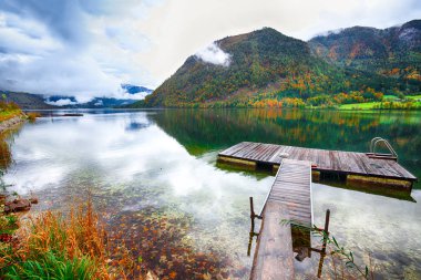 Grundlsee Gölü pastoral sonbahar sahne. Puslu sabah. Yer: Grundlsee, Liezen bölge Styria, Avusturya, Alpler çare. Europe.