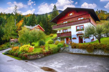 Brauhof köyü güzel evlerde. Sabah göl Grundlsee konumunda büyüleyici: Grundlsee, Liezen bölge Styria, Avusturya, Alpler başvurmak. 