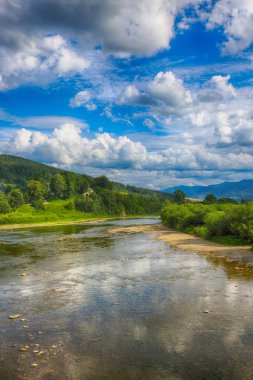 Buzlu suda suda mavi gökyüzü ve ayna yansıması ile dağ nehir akış. Kayalar ile açık Nehri dağ Güneş tarafından yaktı doğru yol açar. Karpat bölge. Ukrayna