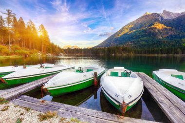 Fantastik sonbahar akşam Hintersee Gölü. Kaç tekne Hintersee Gölü'nün turkuaz su ile gölde. Yer: resort Ramsau, Milli Parkı Berchtesgadener arazi, Upper Bavaria, Almanya Alps, Avrupa