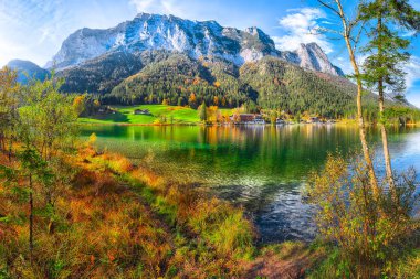 Hintersee göl kenarında harika sonbahar güneşli gün. Su ayna yansıması Hintersee Gölü'nün güzel sahne. Yer: resort Ramsau, Milli Parkı Berchtesgadener arazi, Upper Bavaria, Almanya Alps, Avrupa