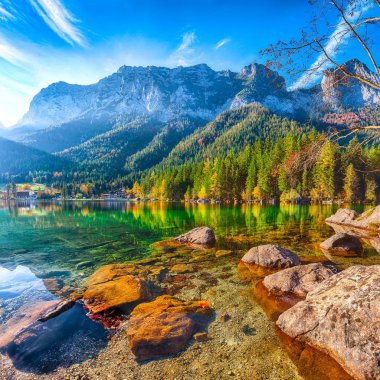 Hintersee göl kenarında harika sonbahar güneşli gün. Su ayna yansıması Hintersee Gölü'nün güzel sahne. Yer: resort Ramsau, Milli Parkı Berchtesgadener arazi, Upper Bavaria, Almanya Alps, Avrupa