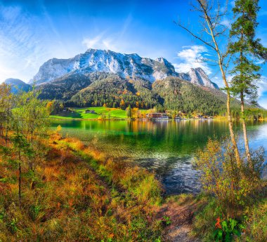 Hintersee göl kenarında harika sonbahar güneşli gün. Su ayna yansıması Hintersee Gölü'nün güzel sahne. Yer: resort Ramsau, Milli Parkı Berchtesgadener arazi, Upper Bavaria, Almanya Alps, Avrupa
