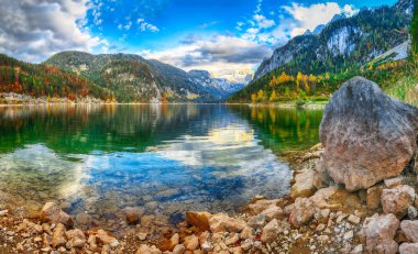 Güzel manzara pastoral renkli sonbahar sahne Dachstein Dağ Zirvesi Gosausee dağ gölü tarafından düşmek Salzkammergut bölge Yukarı Avusturya Avusturya