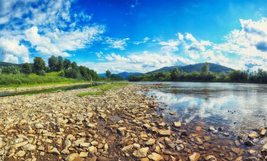 Buzlu suda suda mavi gökyüzü ve ayna yansıması ile dağ nehir akış. Kayalar ile açık Nehri dağ Güneş tarafından yaktı doğru yol açar. Karpat bölge. Ukrayna