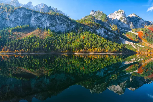 Güzel manzara pastoral renkli sonbahar sahne ile kristal berraklığında Gosausee dağ Gölü, sonbaharda yansıtan Dachstein Dağ Zirvesi. Salzkammergut bölge Upper Austria
